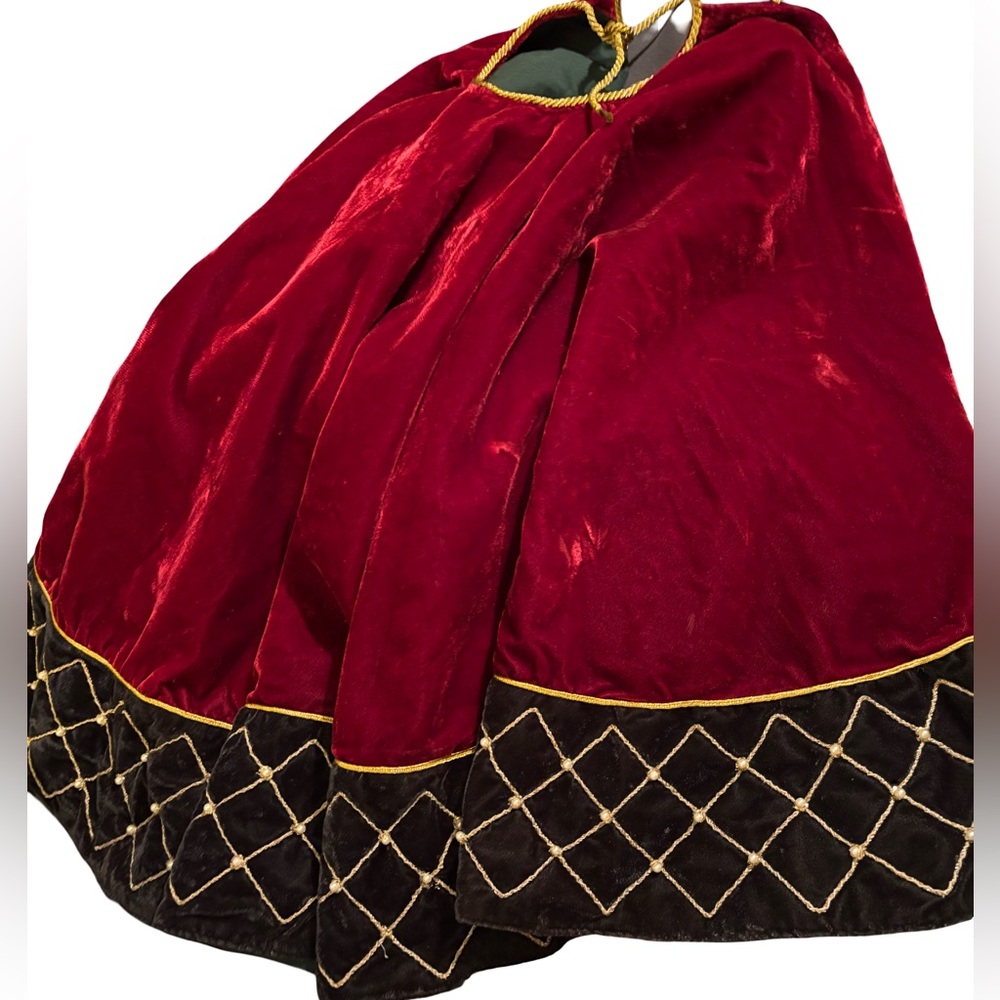 CHRISTMAS HOLIDAY Luxuriously Large Tree Skirt
 Red Velvet round Cape Gold Trim